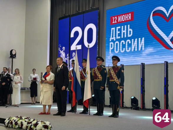 В саратовском правительстве перед Днем России исполнили патриотические песни